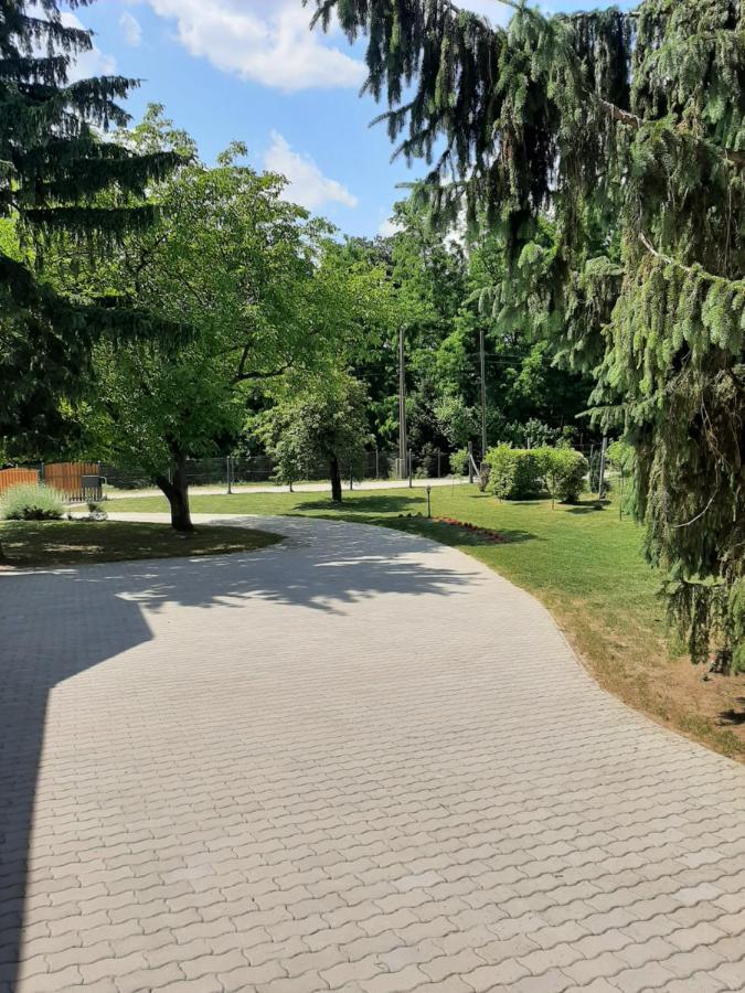 Kondics Apartmanhaz Шарвар Екстер'єр фото