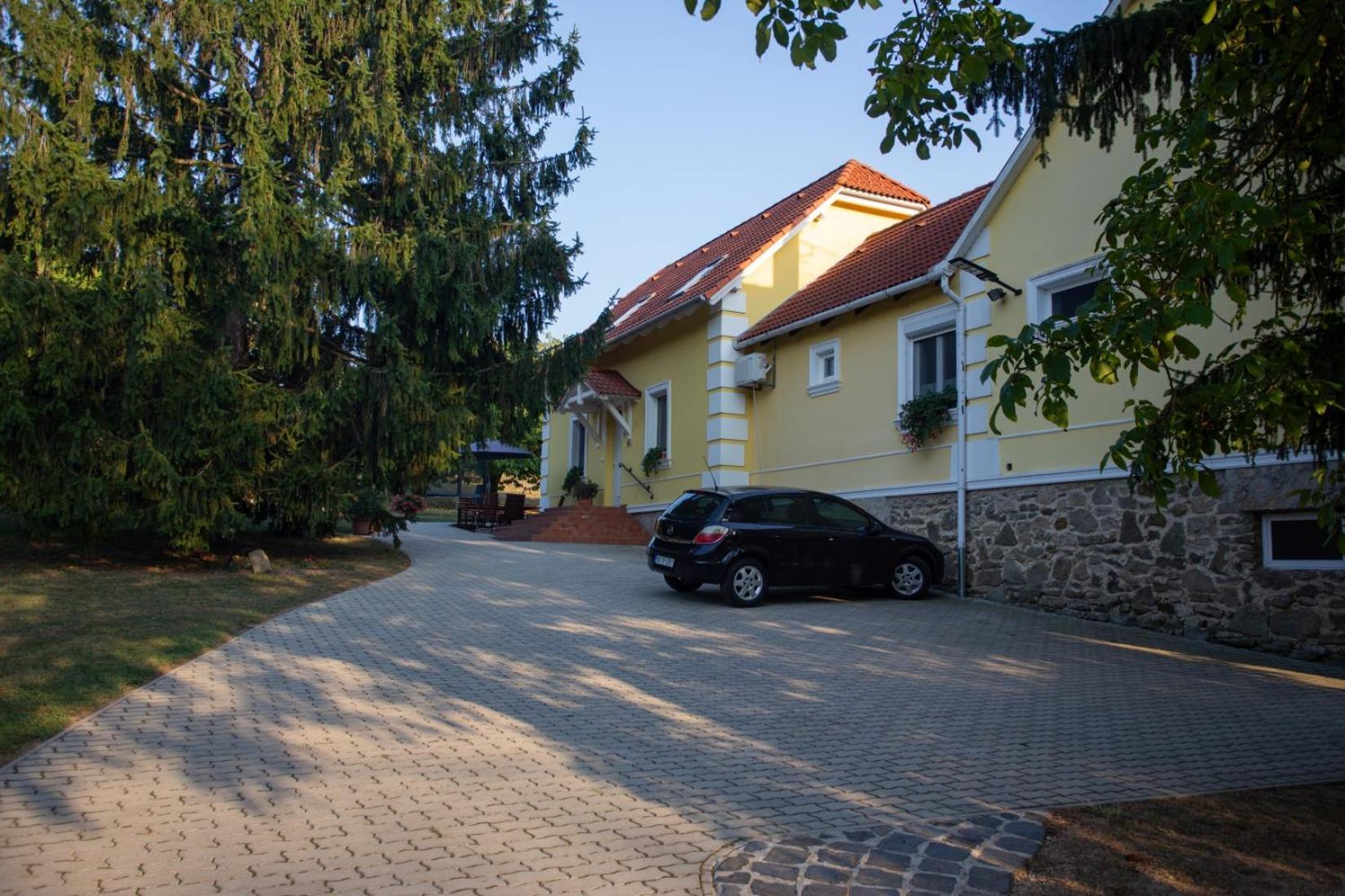Kondics Apartmanhaz Шарвар Екстер'єр фото